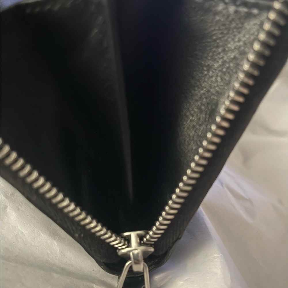 EUC Gucci women’s zip around Black Embossed Leather Wallet - Picture 16 of 16